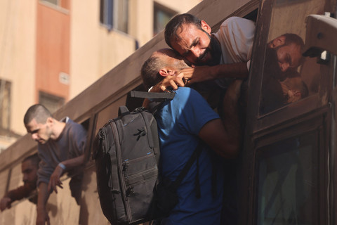 Seorang warga Palestina yang dibebaskan dari penjara Israel memeluk keluarganya saat tiba di luar rumah sakit Nasser, Khan Younis, Jalur Gaza, Senin (13/10/2025). Foto: Omar AL-QATTAA / AFP