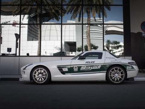 Mercedes-Benz AMG GT-63 S untuk mobil patroli Kepolisian Dubai. Foto: Dok. The National News