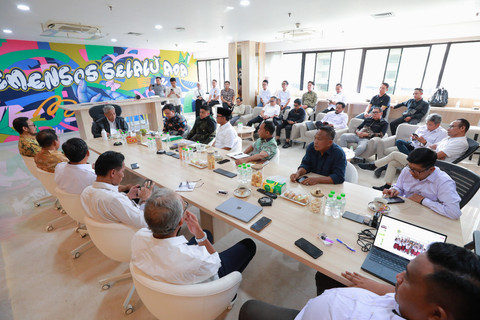 Wakil Menteri Sosial Agus Jabo Priyono saat menerima audiensi sejumlah kepala daerah di Kantor Kemensos, Jakarta, Senin (13/10/2025). Foto: Kemensos RI