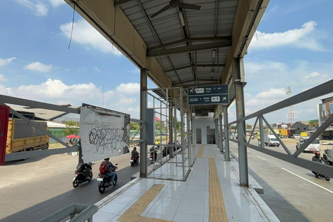 Kondisi Halte TransJakarta Cakung Cilincing, Jakarta Timur, Selasa (14/10/2025). Foto: Abid Raihan/kumparan