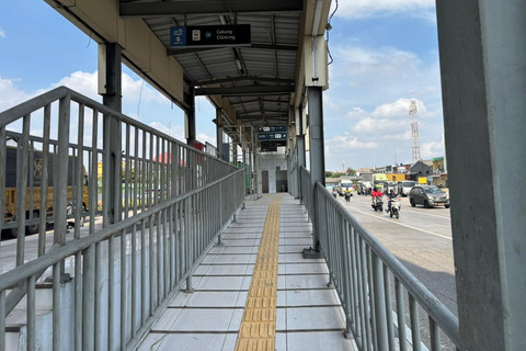 Kondisi Halte TransJakarta Cakung Cilincing, Jakarta Timur, Selasa (14/10/2025). Foto: Abid Raihan/kumparan