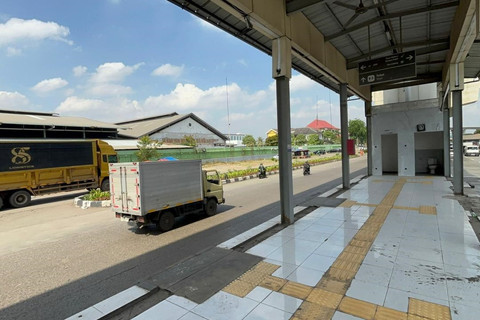 Kondisi Halte TransJakarta Cakung Cilincing, Jakarta Timur, Selasa (14/10/2025). Foto: Abid Raihan/kumparan