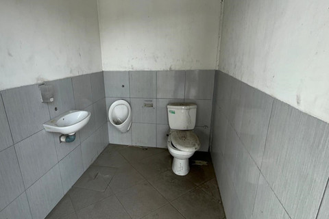 Kondisi toilet Halte TransJakarta Cakung Cilincing, Jakarta Timur, Selasa (14/10/2025). Foto: Abid Raihan/kumparan