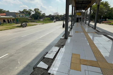 Kondisi Halte TransJakarta Cakung Cilincing, Jakarta Timur, Selasa (14/10/2025). Foto: Abid Raihan/kumparan