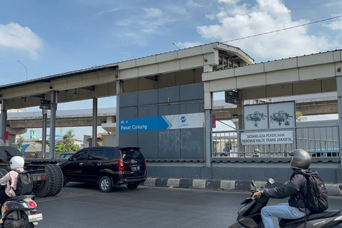 Kondisi Halte TransJakarta Pasar Cakung, Jakarta Timur, Selasa (14/10/2025). Foto: Abid Raihan/kumparan