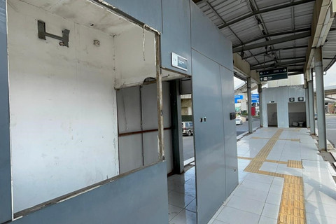 Kondisi Halte TransJakarta Pasar Cakung, Jakarta Timur, Selasa (14/10/2025). Foto: Abid Raihan/kumparan