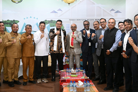 Gubernur Sumut Bobby Nasution dan Ketua KADIN Sumut Firsal Dida Mutyara menerima kunjungan Konsul Jenderal India di Medan Ravi Shanker Goel bersama Confederation Of India Industry di Paviliun Serdangbedagai PRSU Tapiandaya, Medan, Senin (13/10). Foto: Dok. Istimewa