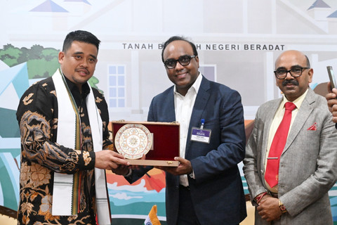 Gubernur Sumut Bobby Nasution dan Ketua KADIN Sumut Firsal Dida Mutyara menerima kunjungan Konsul Jenderal India di Medan Ravi Shanker Goel bersama Confederation Of India Industry di Paviliun Serdangbedagai PRSU Tapiandaya, Medan, Senin (13/10). Foto: Dok. Istimewa