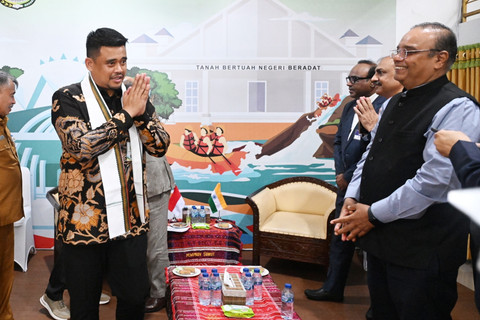 Gubernur Sumut Bobby Nasution dan Ketua KADIN Sumut Firsal Dida Mutyara menerima kunjungan Konsul Jenderal India di Medan Ravi Shanker Goel bersama Confederation Of India Industry di Paviliun Serdangbedagai PRSU Tapiandaya, Medan, Senin (13/10). Foto: Dok. Istimewa