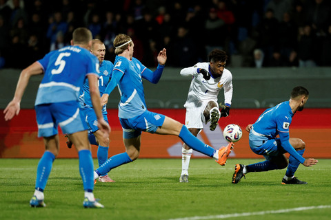 Pemain Timnas Prancis Kingsley Coman menendang bola ke arah gawang Timnas Islandia pada pertandingan Grup D Kualifikasi Piala Dunia 2026 Zona Eropa di Laugardalsvollur, Reykjavik, Islandia, Senin (13/10/2025). Foto: Benoit Tessier/REUTERS