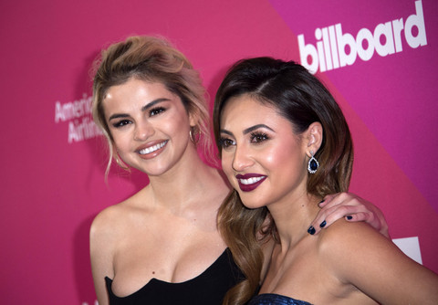 Francia Raisa dan Selena Gomez. Foto: Valerie Macon/AFP