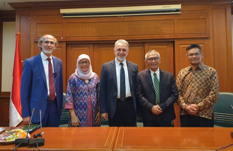 Prof Dr Ir Achmad Jazidie., M.Eng (dua dari kanan) usai penandatanganan Memorandum of Understanding (MoU) dengan Lokman Hekim University (LHU), universitas swasta di Ankara, Turki.