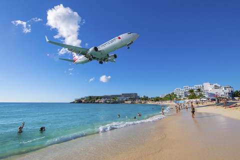 Panorama pesawat yang hendak mendarat di Princess Juliana International Airport, Saint Maarten, Kepulauan Karibia. Foto: Wangkun Jia/Shutterstock