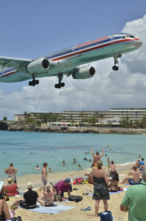 Panorama pesawat yang hendak mendarat di Princess Juliana International Airport, Saint Maarten, Kepulauan Karibia. Foto: Andreas Muth-Hegener/Shutterstock
