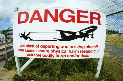 Papan informasi waspada jet blast di pantai Saint Maarten, Kepulauan Karibia. Foto: Captain Wang/Shutterstock