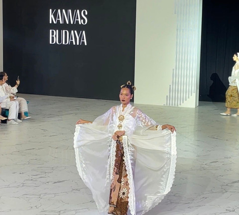 Fashion show Kanvas Budaya di Senayan City pada Kamis (25/09). Foto: kumparanWOMAN
