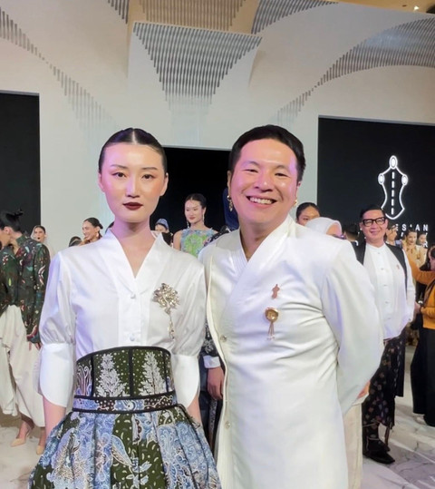 Wilsen Willim bersama model yang mengenakan rancangannya untuk fashion show Kanvas Budaya di Senayan City pada Kamis (25/09). Foto: kumparanWOMAN