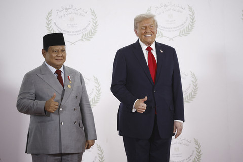 Presiden Amerika Serikat Donald Trump dan Presiden Republik Indonesia Prabowo Subianto mengacungkan jempol saat foto bersama dalam KTT Perdamaian Gaza di Sharm el-Sheikh, Mesir, Senin (13/10/2025). Foto: Yoan Valat/Pool/Reuters 