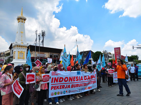 Buruh DIY menggelar aksi menuntut kenaikan upah minimum tahun 2026 di Tugu Yogyakarta, Selasa (14/10). Foto: Panji/kumparan
