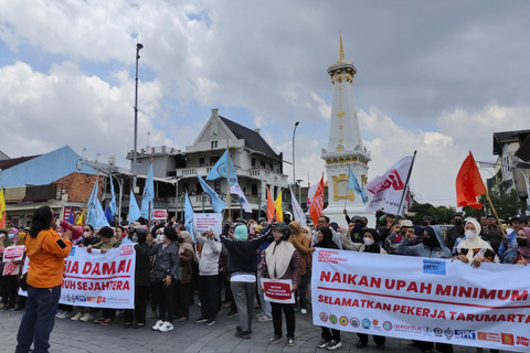 Buruh Daerah Istimewa Yogyakarta (DIY) menggelar aksi menuntut kenaikan upah minimum di Daerah Istimewa Yogyakarta (DIY) tahun 2026 di Tugu Yogyakarta, Selasa (14/10/2025). Foto: Arfiansyah Panji Purnandaru/kumparan