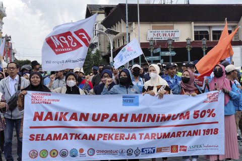 Buruh Daerah Istimewa Yogyakarta (DIY) menggelar aksi menuntut kenaikan upah minimum di Daerah Istimewa Yogyakarta (DIY) tahun 2026 di Tugu Yogyakarta, Selasa (14/10/2025). Foto: Arfiansyah Panji Purnandaru/kumparan