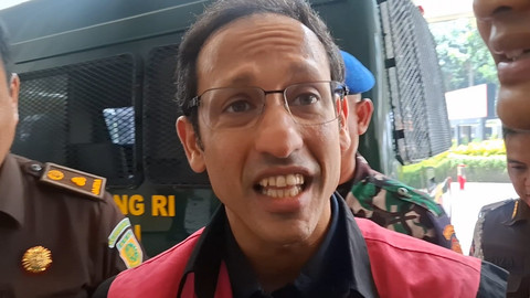 Nadiem Makarim saat ditemui wartawan di Gedung Bundar Jampidsus Kejagung, Jakarta, Selasa (14/10/2025). Foto: Fadhil Pramudya/kumparan