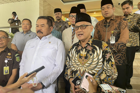 Jaksa Agung, ST Burhanuddin (kiri), dan Menteri Haji dan Umrah, Mochamad Irfan Yusuf (kanan), usai audiensi terkait tata kelola dan pelaksanaan ibadah haji, di Gedung Kejagung, Jakarta, Selasa (14/10/2025). Foto: Fadhil Pramudya/kumparan