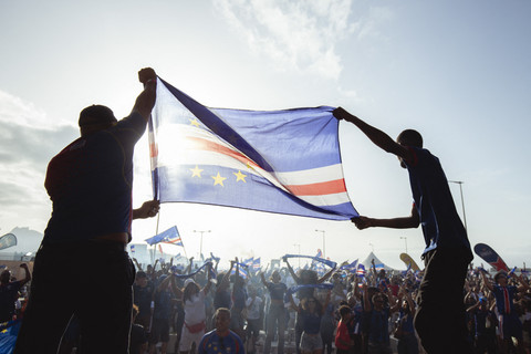 Sejumlah warga Tanjung Verde berselebrasi merayakan lolos ke Piala Dunia 2026 di Sao Vicente, Tanjung Verde, Senin (13/10/2025). Foto: Queila Fernandes/AFP