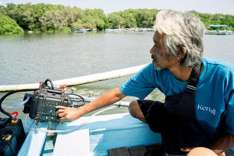 Nelayan di pesisir pantai Desa Kelan, Bali saat melaut menggunakan mesin perahu bertenaga listrik dari Pertamina International Shipping (PIS). Foto: Dok. Pertamina