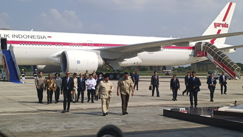 Presiden Prabowo Subianto tiba di Pangkalan Udara TNI AU Halim Perdanakusuma, Jakarta, Selasa (14/10/2025). Foto: Zamachsyari/kumparan