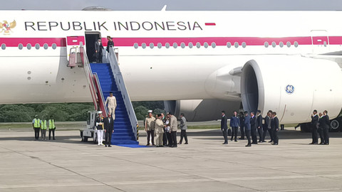 Presiden Prabowo Subianto tiba di Pangkalan Udara TNI AU Halim Perdanakusuma, Jakarta, Selasa (14/10/2025). Foto: Zamachsyari/kumparan