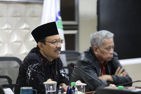 Menteri Sosial Saifullah Yusuf (Gus Ipul), Wakil Menteri Sosial Agus Jabo Priyono gelar rapat secara daring bersama para Kepala Sekolah Rakyat, Selasa (14/10/2025). Foto: Kemensos RI