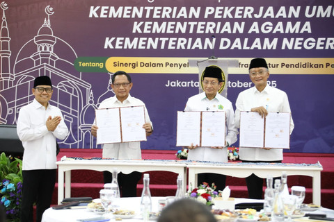Mendagri Tito Karnavian teken kerja sama dengan Kementerian PU dan Kemenag terkait infrastruktur pendidikan pesantren, Selasa (14/10/2025). Foto: Kemendagri RI