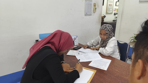 Pihak keluarga buat laporan ke BP3MI Sumut untuk pemulangan jenazah Argo Prasetyo yang berada di Kamboja, Medan, Selasa (14/10/2025). Foto: Amar Marpaung/kumparan