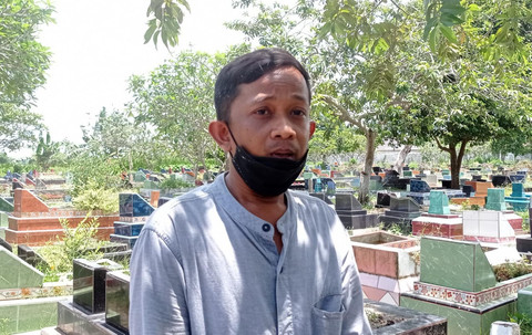 Suami korban, Adi Rosadi saat ditemui di TPU Talang Petai, Plaju Darat, Selasa (14/10/2025). Foto : Abdullah Toriq/Urban Id