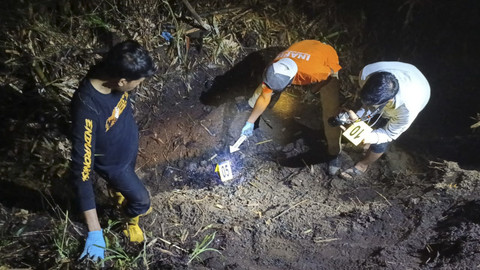 Olah TKP terkait istri siri di Kabupaten Malang dibunuh dan dibakar suami. Foto: Dok. Polres Malang