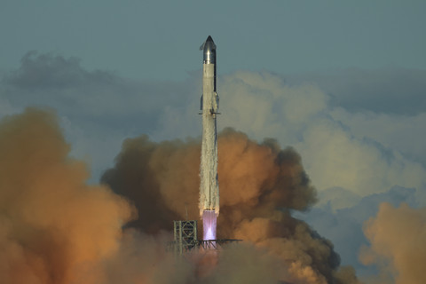 Roket raksasa Starship milik SpaceX melakukan uji terbang dari Starbase, Texas, Senin (13/10/2025). Foto: Eric Gay/AP Photo