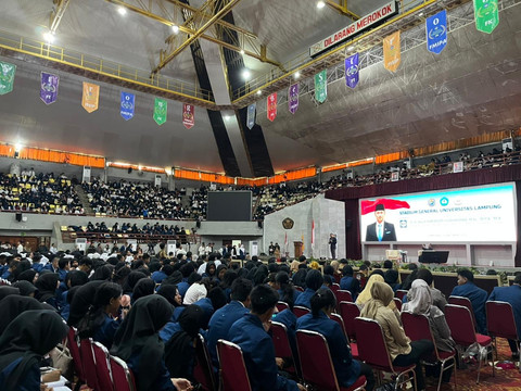 Menteri Koordinator Bidang Infrastruktur dan Pembangunan Kewilayahan, Agus Harimurti Yudhoyono (AHY) saat mengisi Stadium General di GSG Unila | Foto : Eka Febriani / Lampung Geh