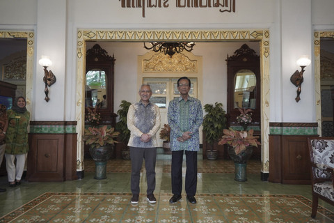 Gubernur DIY Sri Sultan Hamengku Buwono X menerima kunjungan Direktur Jenderal (Dirjen) Perimbangan Keuangan Kementerian Keuangan (Kemenkeu) Askolani di Gedhong Wilis, Kepatihan Pemda DIY, Selasa (14/10/2025). Foto: Dok. Pemda DIY