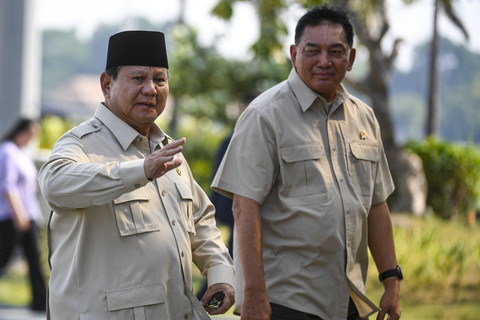 Presiden Prabowo Subianto didampingi Menhan Sjafrie Sjamsoeddin (kanan) usai tiba di Bandara Halim Perdanakusuma, Jakarta, Selasa (14/10/2025). Foto: Muhammad Adimaja/ANTARA FOTO