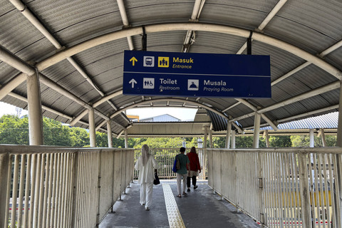 Suasana jembatan Stasiun Palmerah, Jakarta (14/10/2025). Foto: Amira Nada Fauziyyah/kumparan