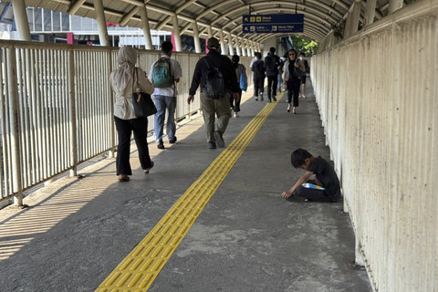Decky di jembatan Stasiun Palmerah, Jakarta (14/10/2025). Foto: Amira Nada Fauziyyah/kumparan