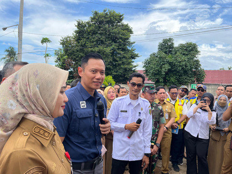 Menteri Koordinator Bidang Infrastruktur dan Pembangunan Kewilayahan, Agus Harimurti Yudhoyono (AHY, bersam Wakil Gubernur Lampung, Jihan Nurlela dan Bupa Lampung Selatan, Radityo Egi Pratama saat meninjau SRMA 32 Lampung Selatan | Foto : Eka Febriani / Lampung Geh