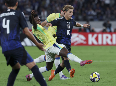 Ritsu Doan dari Jepang beraksi bersama Vinicius Jr. dari Brasil pada pertandingan persahabatan antara Jepang vs Brasil di Stadion Tokyo, Tokyo, Jepang, Selasa (14/10/2025). Foto: Kim Kyung-Hoon/REUTERS