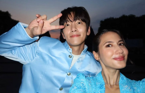 Pevita Pearce dan Ji Chang Wook berpose di depan Candi Prambanan, Jawa Tengah, pakai baju tradisional. Foto: Instagram/pevpearce