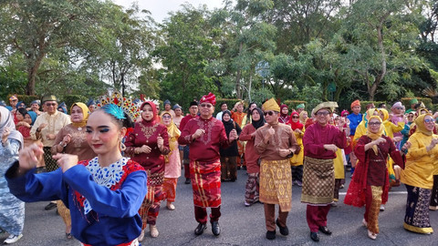Tari jepin massal saat peringatan Hari Ulang Tahun (HUT) ke-253 Kota Pontianak. Foto: Alycia Tracy Nabila/Hi!Pontianak