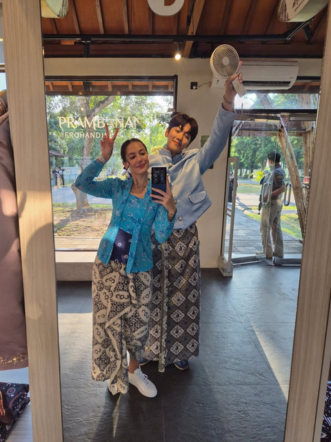 Pevita Pearce dan Ji Chang Wook berpose di depan Candi Prambanan, Jawa Tengah, pakai baju tradisional. Foto: Instagram/pevpearce