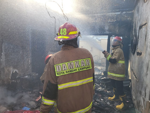 Kebakaran di Jalan Ikan Nila, Kelurahan Bumi Waras, Kecamatan Bumi Waras, Bandar Lampung. | Foto: Dok Damkar Kota Bandar Lampung