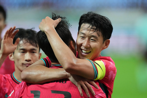Pemain Korea Selatan Eom Ji-sung disambut oleh Son Heung-min setelah mencetak gol pembuka dalam pertandingan persahabatan internasional antara Korea Selatan dan Paraguay di Stadion Piala Dunia Seoul, Korea Selatan, Selasa (14/10/2025). Foto: Lee Jin-man/AP Photo