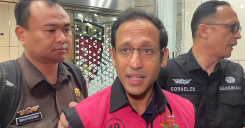Eks Mendikbudristek, Nadiem Makarim, usai diperiksa sebagai tersangka kasus dugaan korupsi laptop Chromebook, di Gedung Jampidsus Kejagung, Jakarta, Selasa (14/10/2025). Foto: Fadhil Pramudya/kumparan